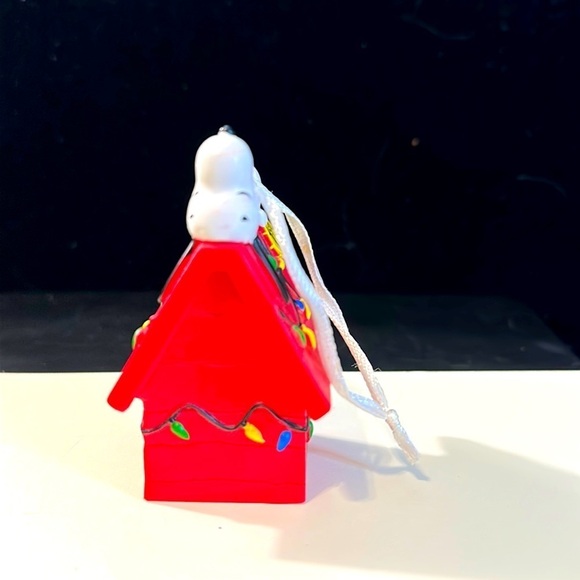 Hallmark Peanuts Snoopy Dog House Christmas Tree Ornament 1st First Place Award - Picture 4 of 5